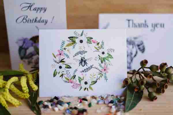 Blank card with bee in a floral wreath - Image 3